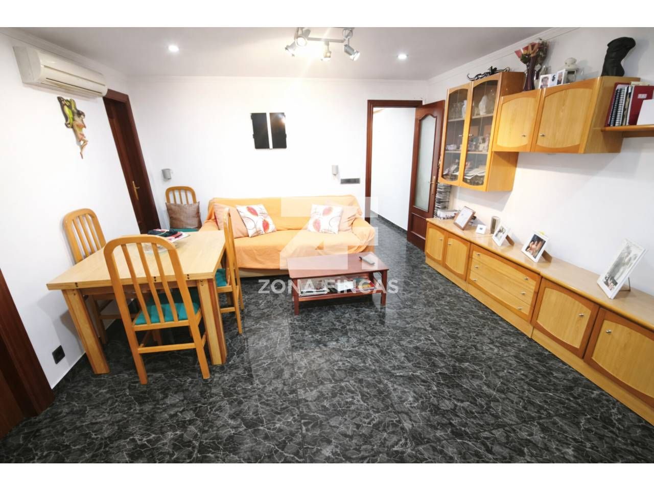 Living room of Flat for sale in Santa Coloma de Gramenet  with Air Conditioner, Heating and Balcony