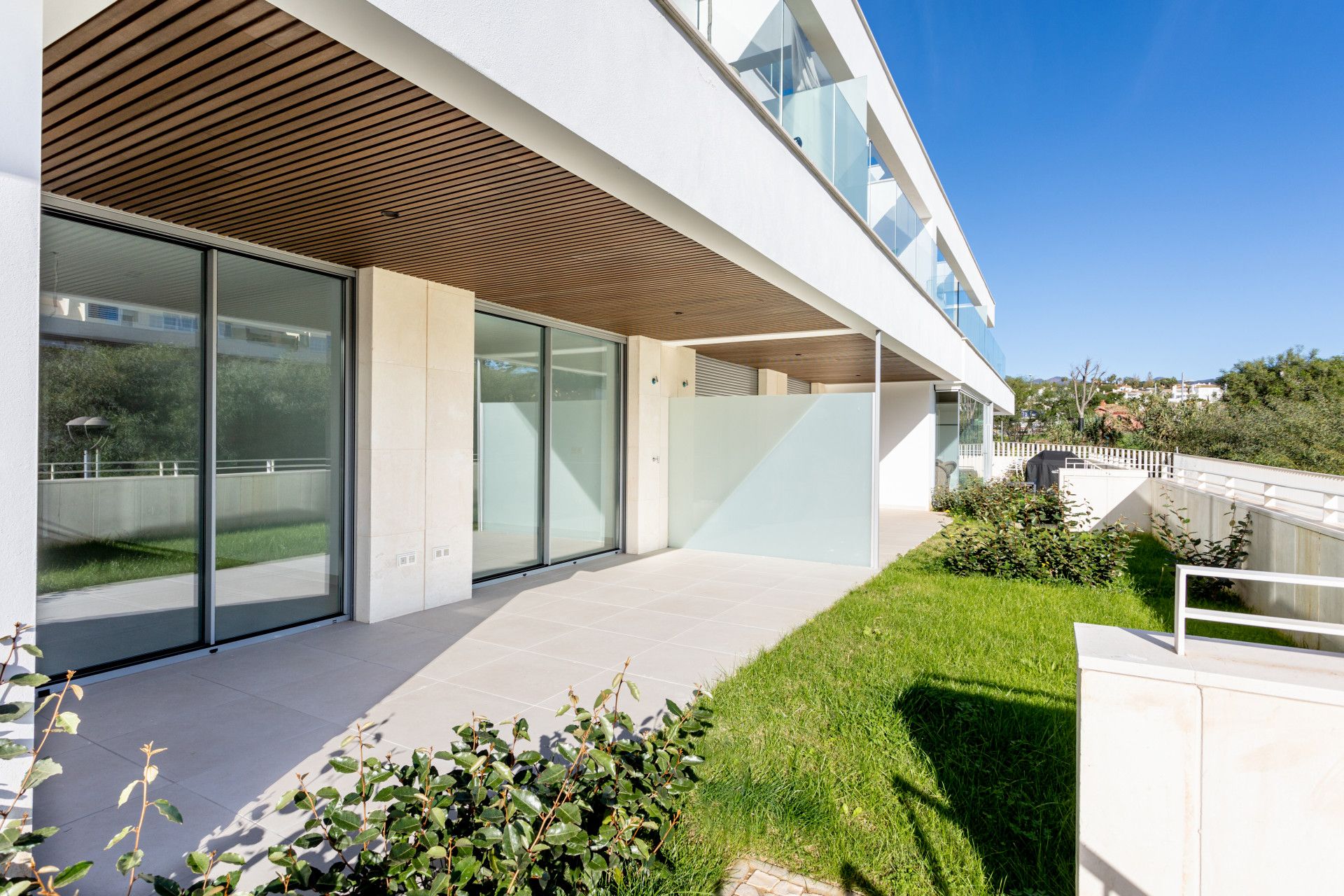 Vista exterior de Planta baixa en venda en Marbella amb Aire condicionat, Calefacció i Jardí privat