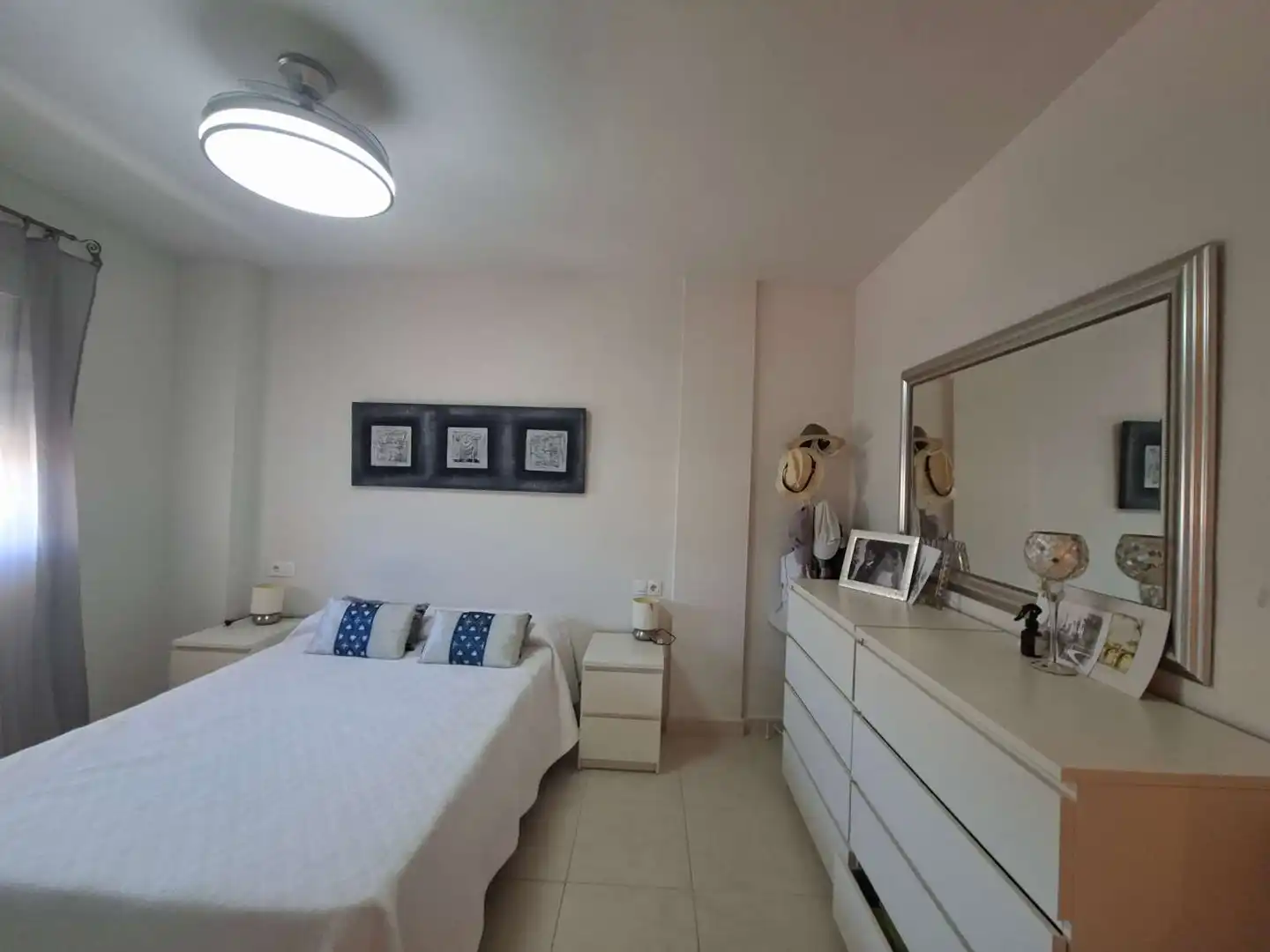 Dormitori de Pis de lloguer en Algarrobo amb Aire condicionat, Terrassa i Piscina