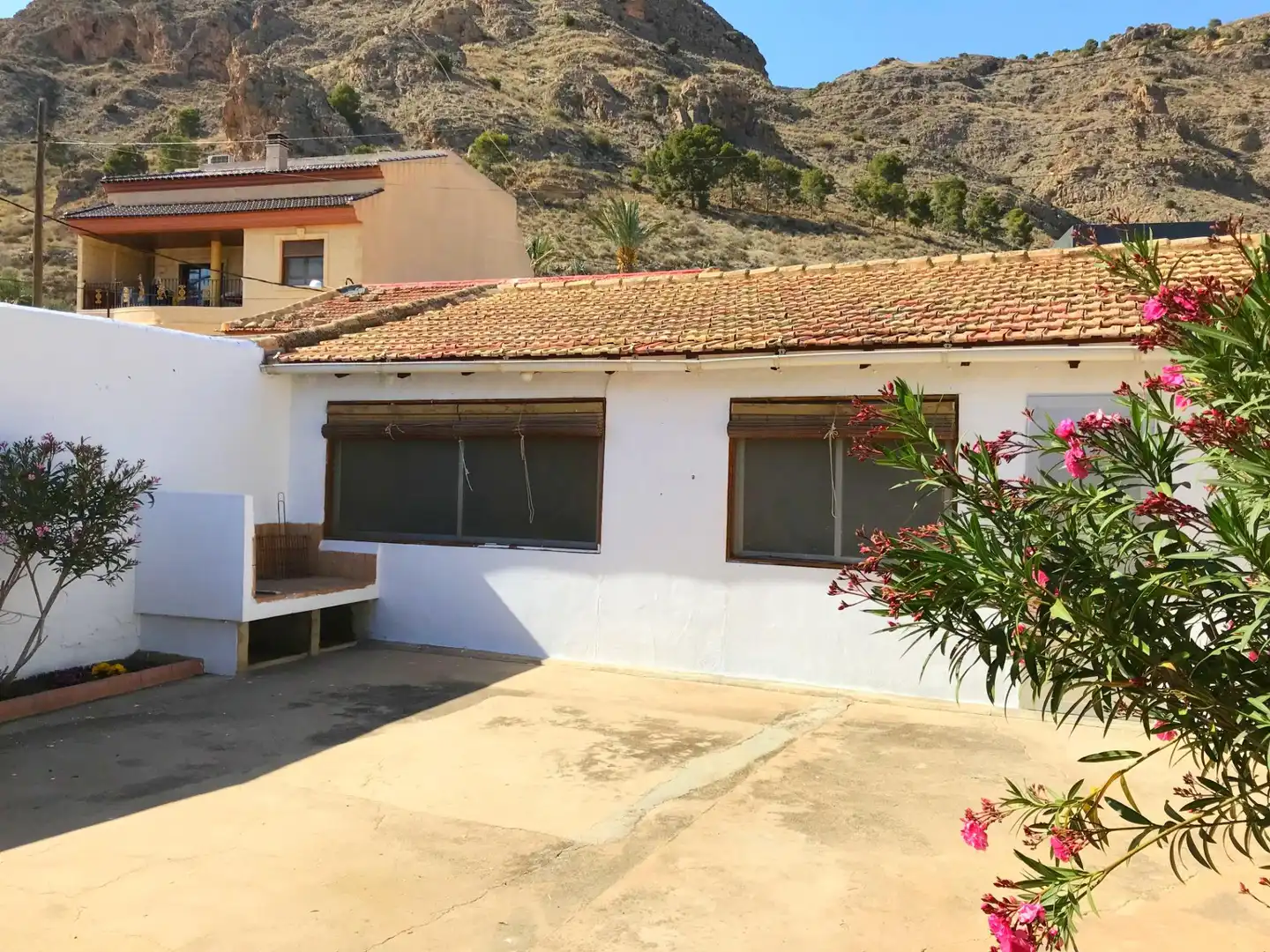 Vista exterior de Finca rústica en venda en Orihuela amb Aire condicionat, Jardí privat i Traster