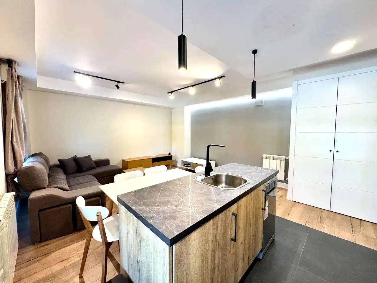 Cuina de Apartament de lloguer en Madrid amb Aire condicionat, Calefacció i Moblat