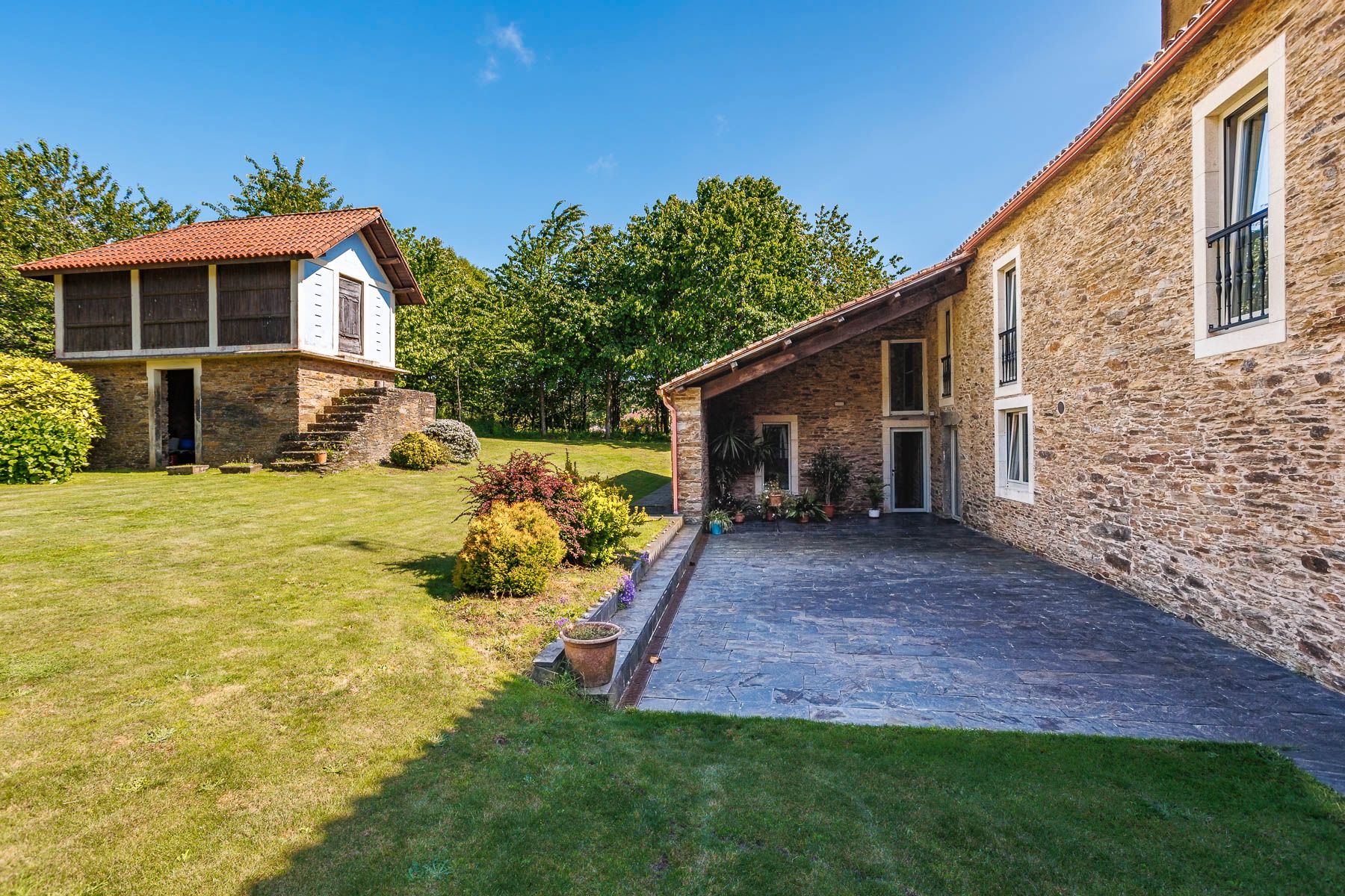 Vista exterior de Finca rústica en venda en Touro amb Moblat