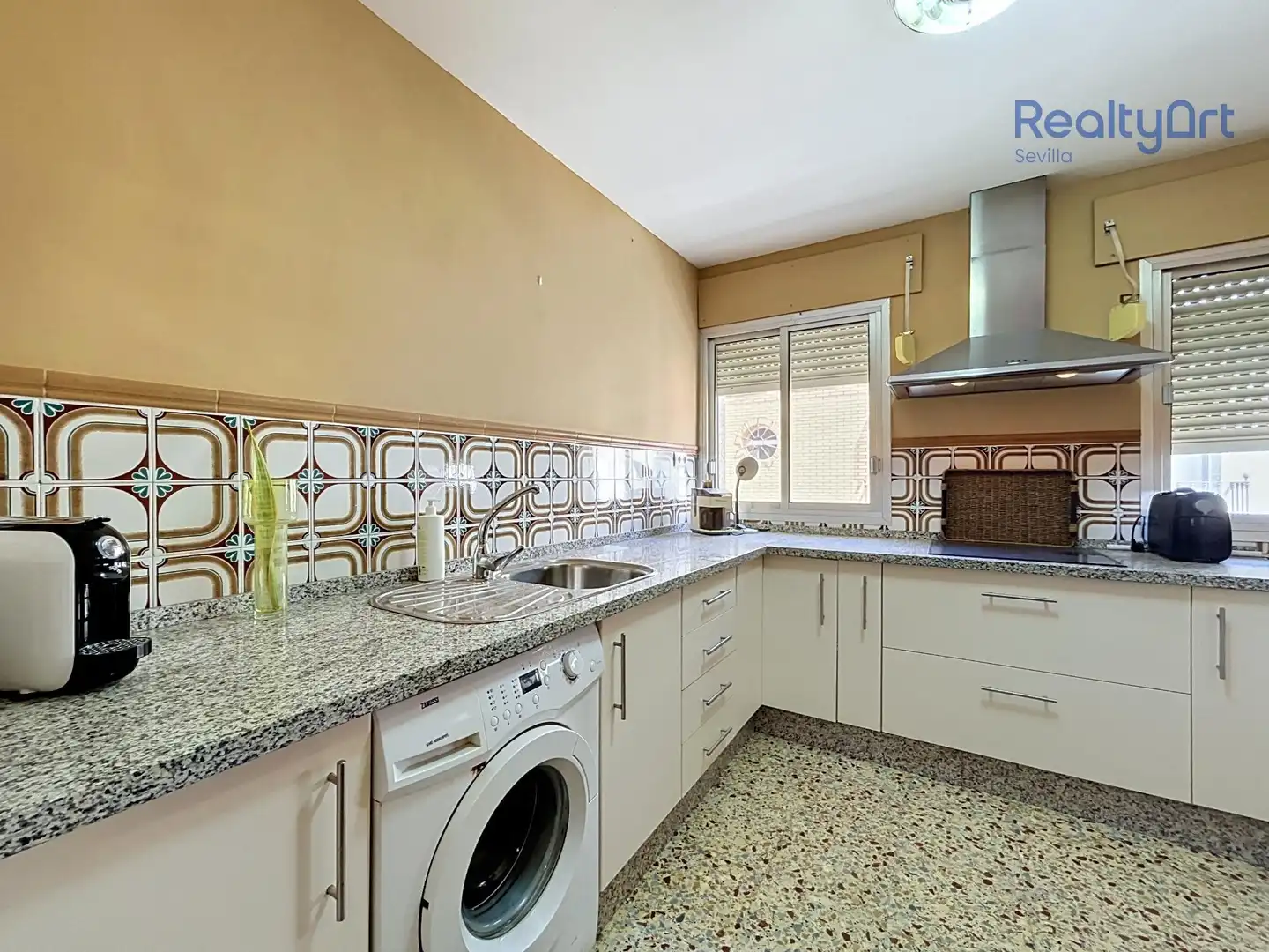 Cuina de Casa o xalet en venda en Sevilla amb Aire condicionat, Terrassa i Balcó