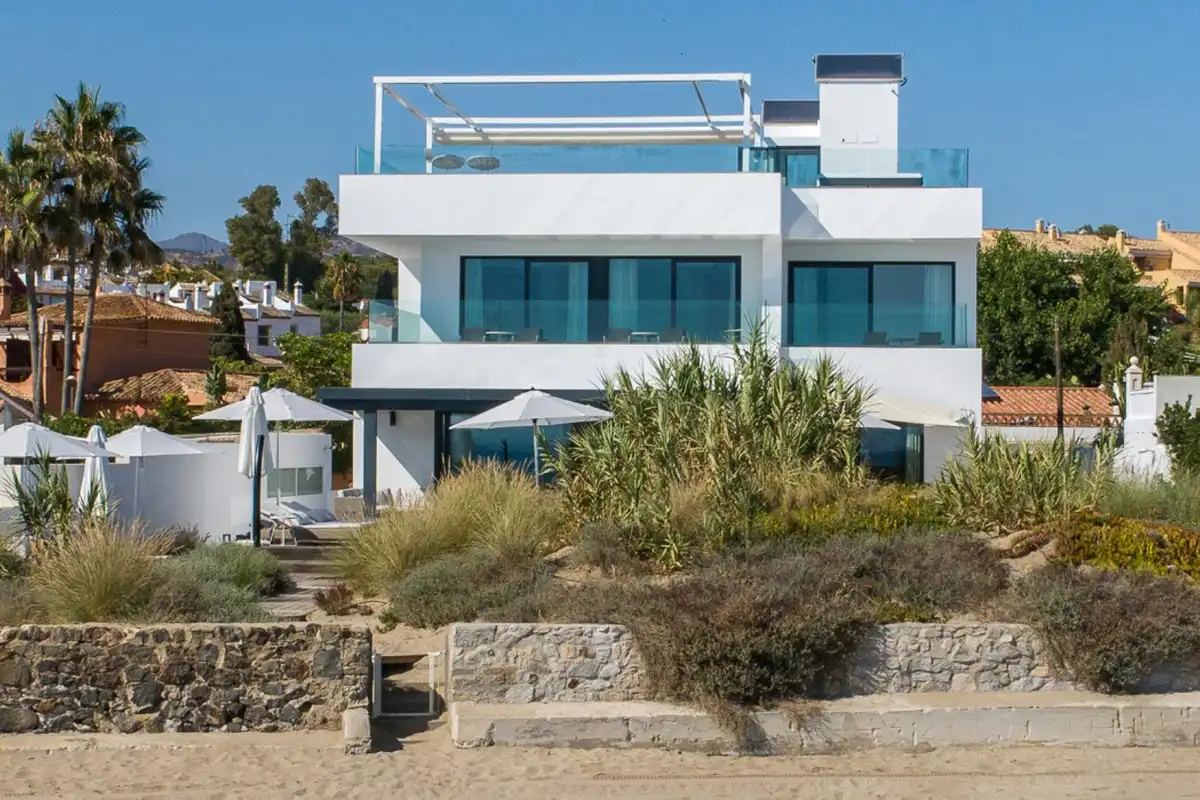 Vista exterior de Casa o xalet en venda en Marbella amb Aire condicionat, Jardí privat i Terrassa