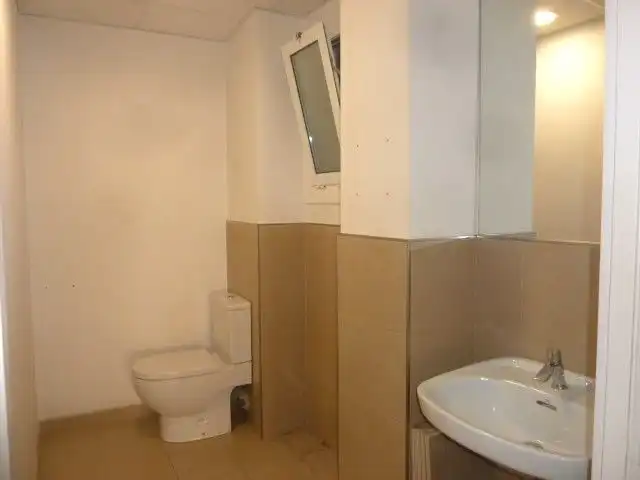 Baño de Local de alquiler en Barcelona con Aire acondicionado