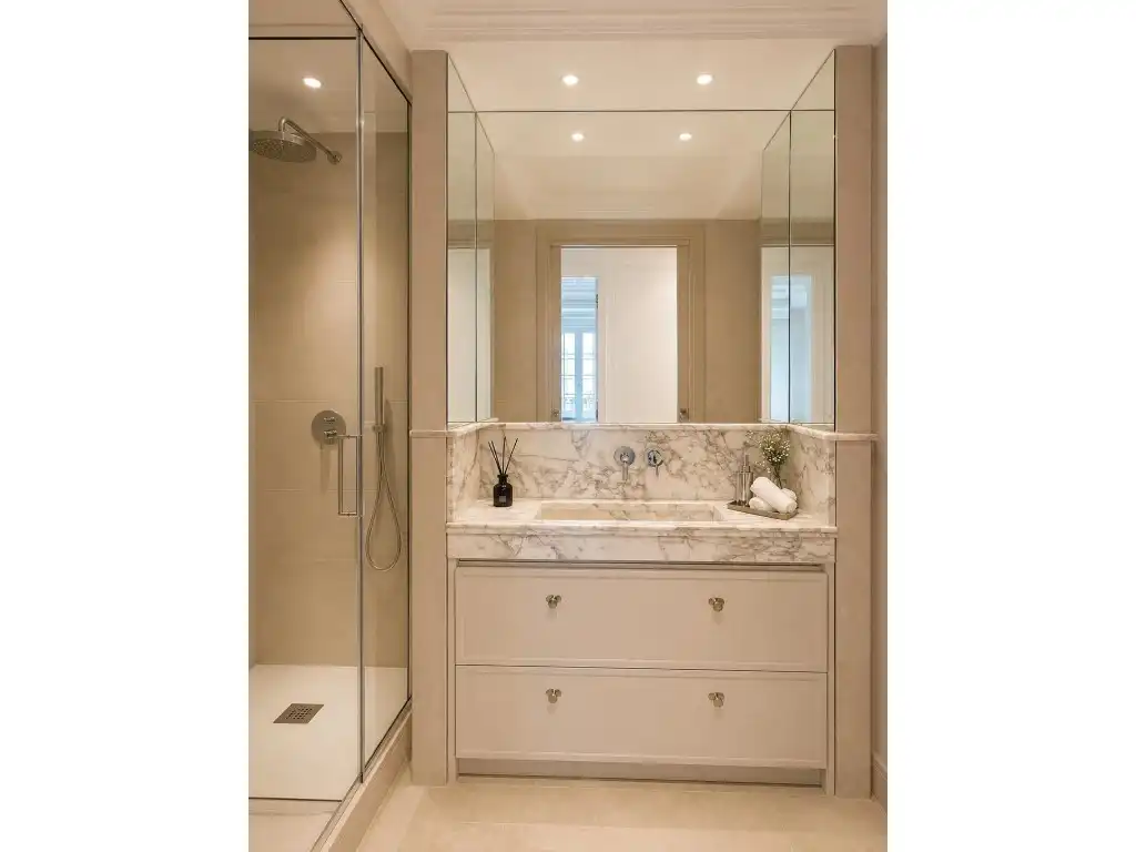 Bathroom of Flat for sale in Madrid  with Air Conditioner, Heating and Oven