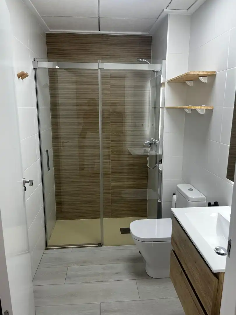 Baño de Piso de alquiler en Elche / Elx con Aire acondicionado y Amueblado