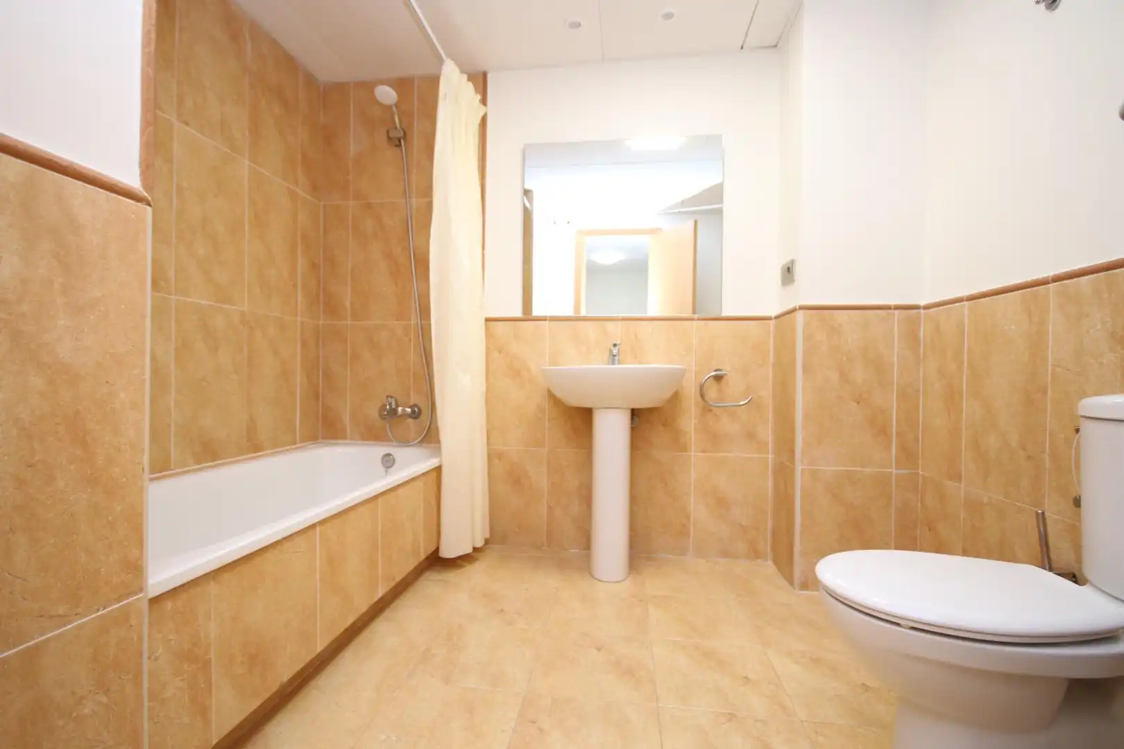 Baño de Planta baja en venta en Ayamonte con Aire acondicionado, Calefacción y Jardín privado