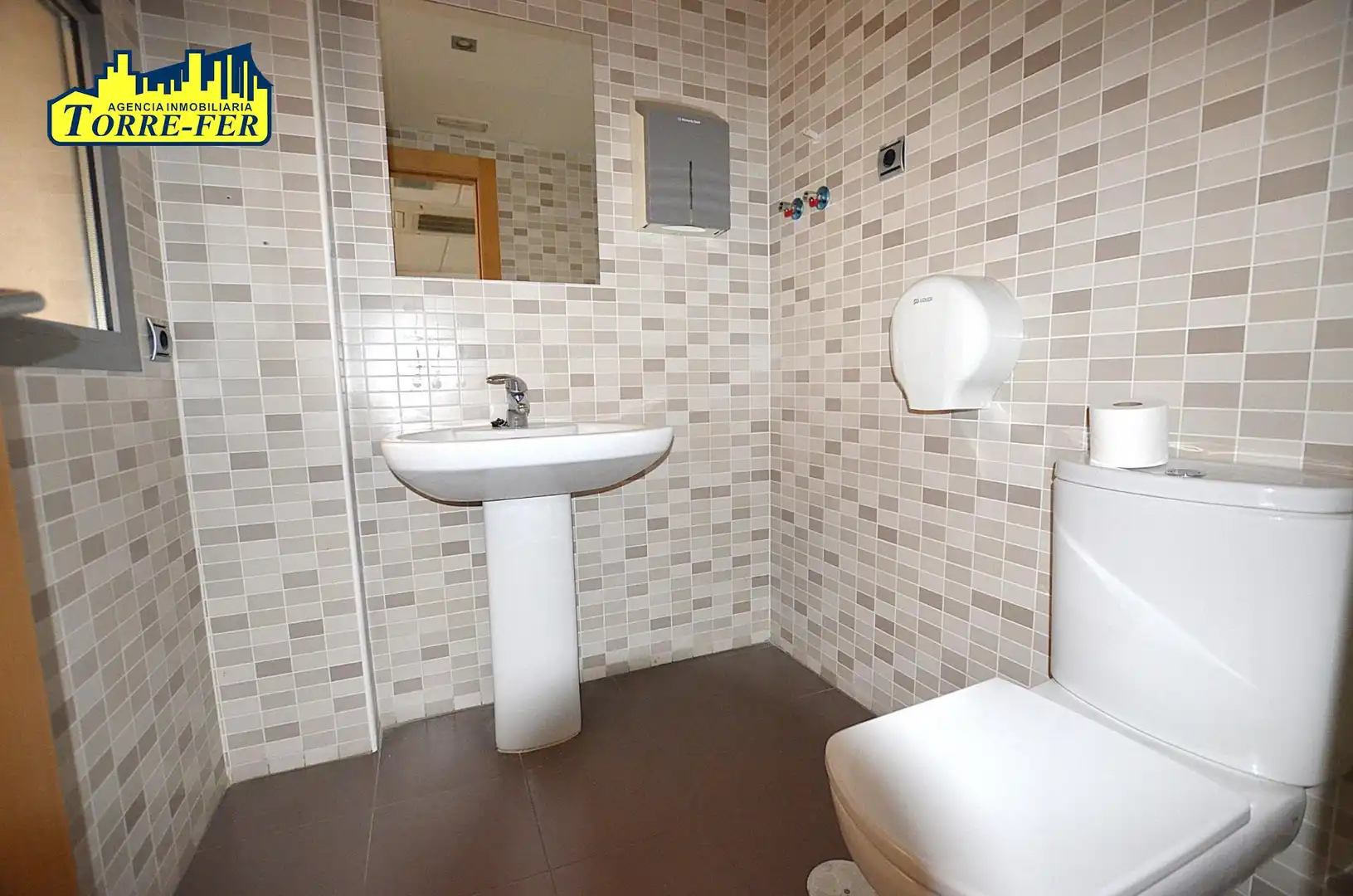 Badezimmer von Büro zur Miete in Almería mit Klimaanlage