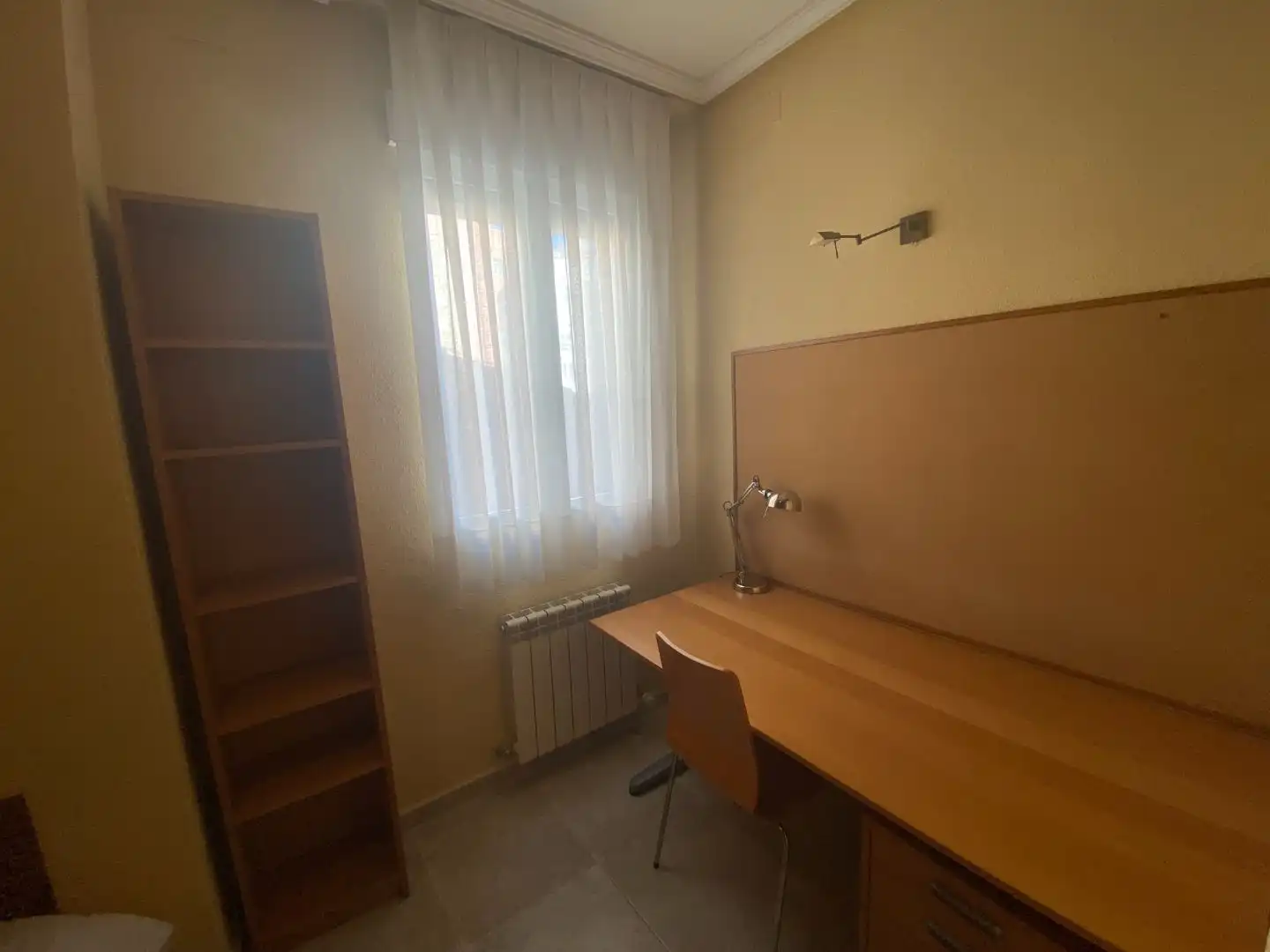 Schlafzimmer von Wohnung zur Miete in  Madrid Capital mit Balkon
