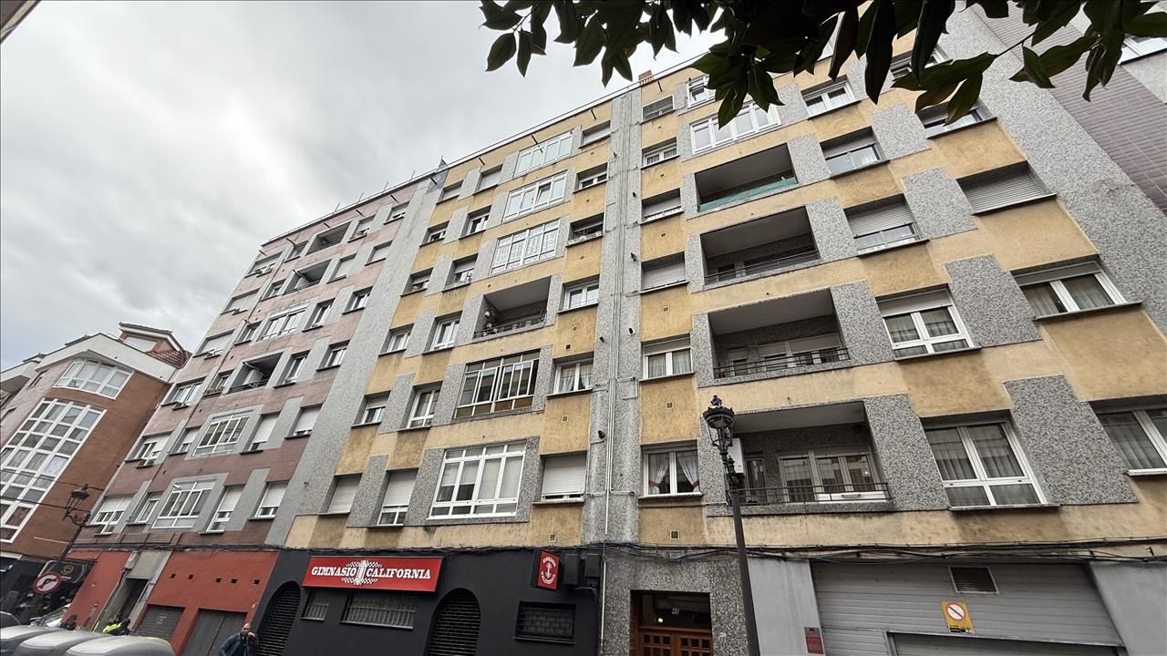 Vista exterior de Pis en venda en Langreo amb Calefacció, Parquet i Balcó
