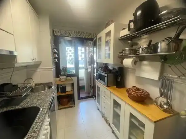 Cocina de Piso en venta en Oviedo  con Parquet, Trastero y Piscina