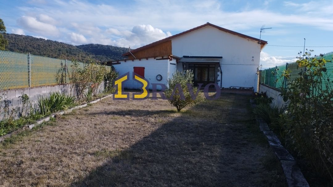 Vista exterior de Casa o xalet en venda en Junta de Traslaloma amb Calefacció i Moblat