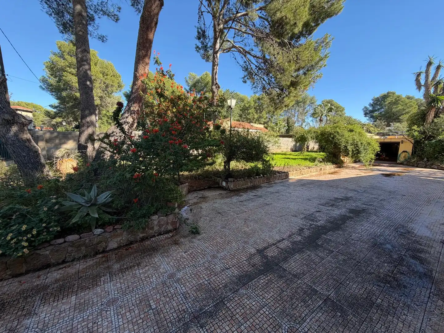 Garten von Einfamilien-Reihenhaus zum Verkauf in Olocau mit Privatgarten, Terrasse und Schwimmbad