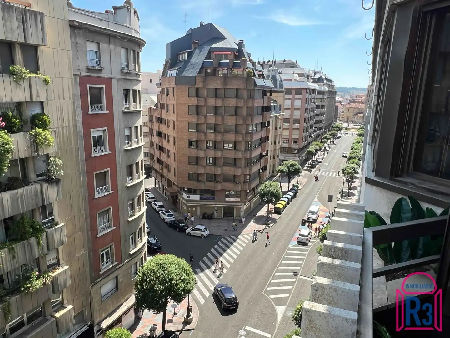 Vista exterior de Pis en venda en León Capital  amb Calefacció, Terrassa i Traster