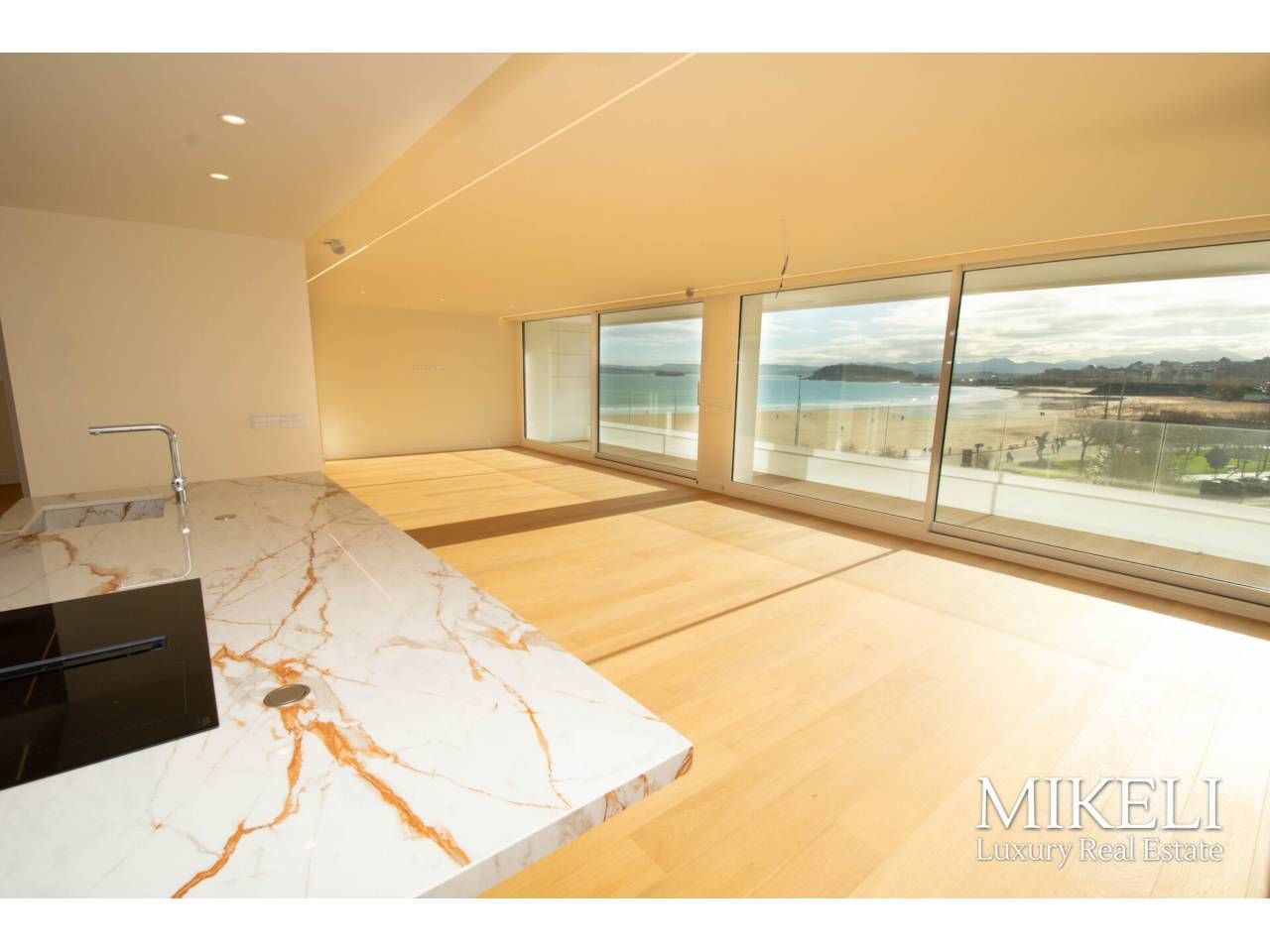 Sala de estar de Dúplex en venta en Santander con Calefacción, Terraza y Alarma