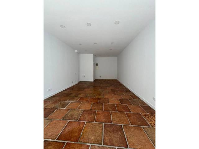 Local comercial en Alquiler en Calle Francesc Tarrega en El Congrés i els Indians