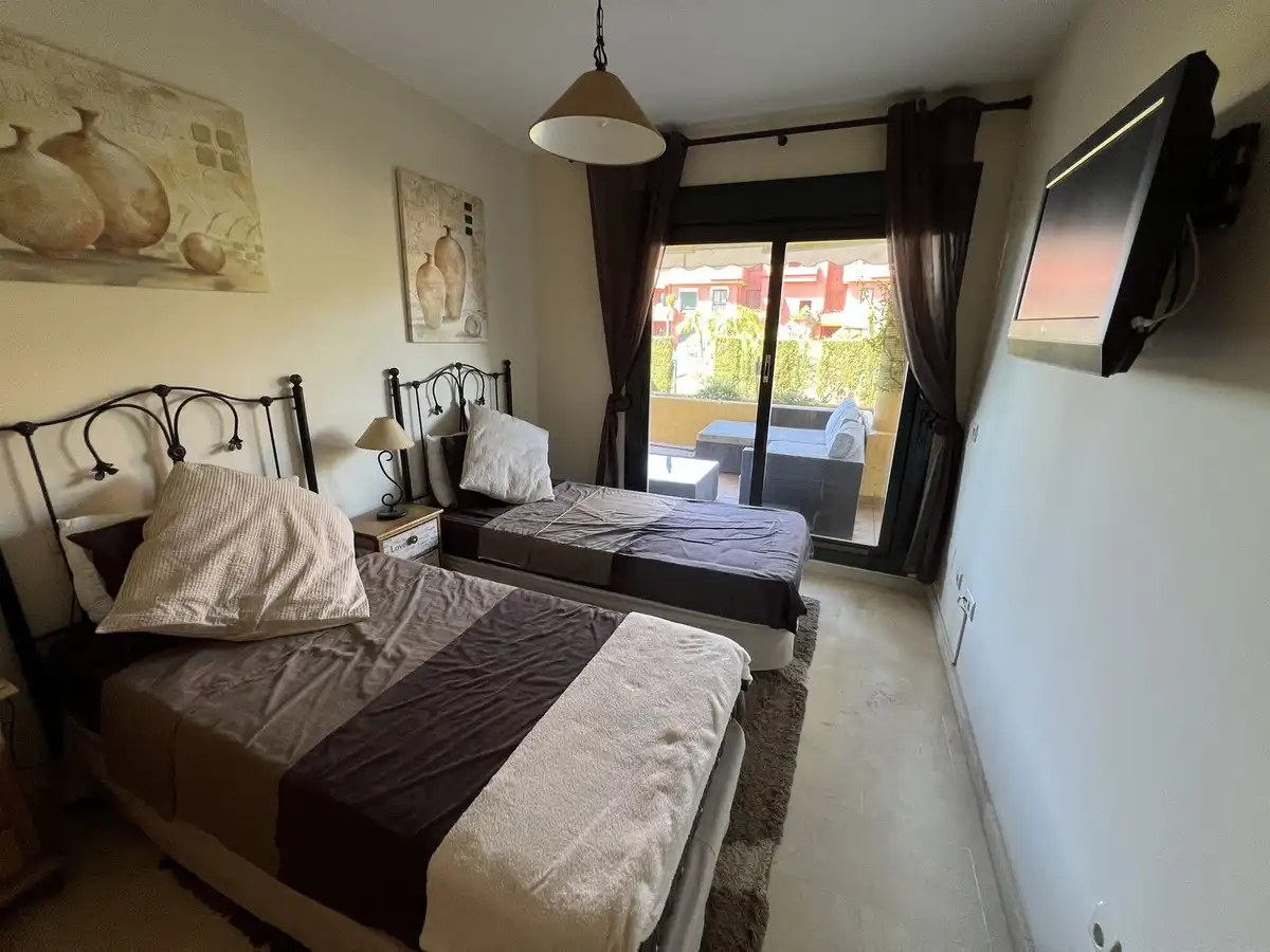 Dormitori de Apartament en venda en Estepona amb Aire condicionat, Moblat i TV