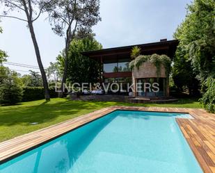 Piscina de Casa o xalet en venda en  Madrid Capital amb Aire condicionat, Calefacció i Jardí privat