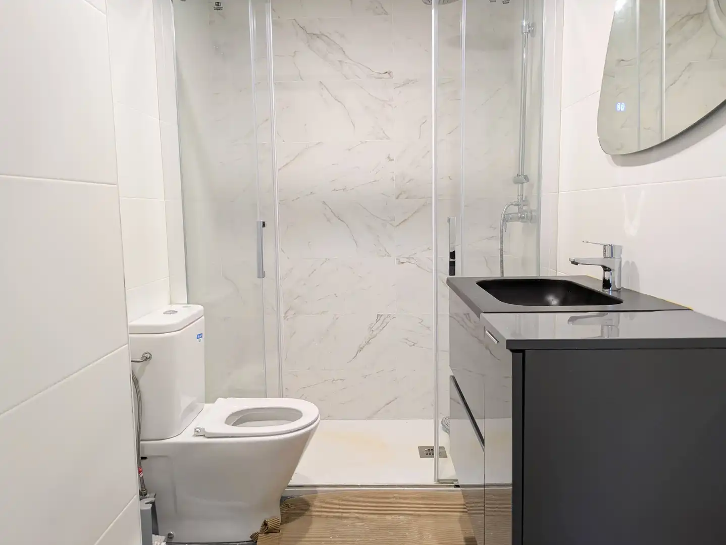 Badezimmer von Dachboden zum Verkauf in Barcelona mit Heizung, Terrasse und Balkon