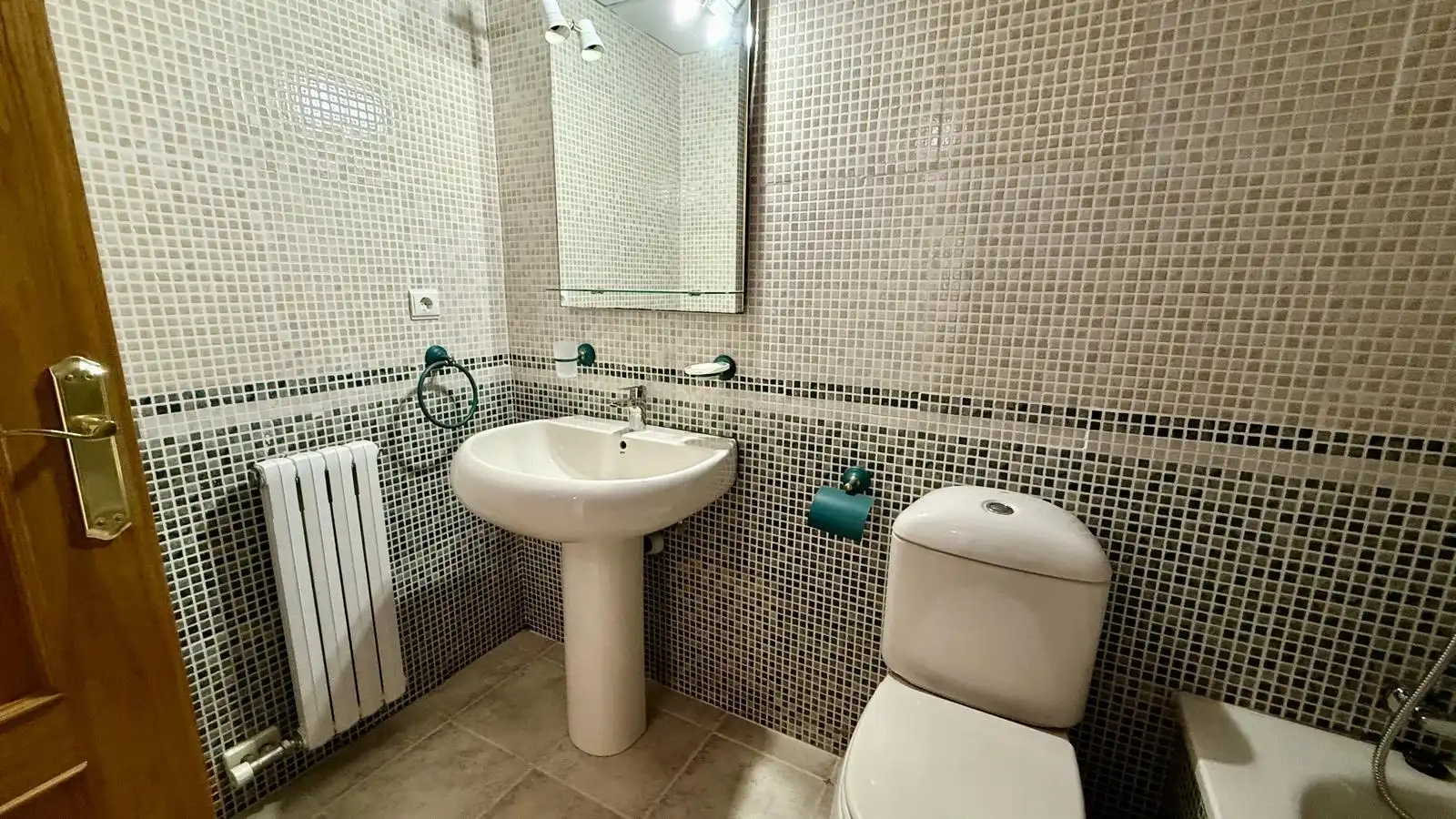 Bathroom of Flat for rent in Zaragoza  with Heating, Terrace and Storage room
