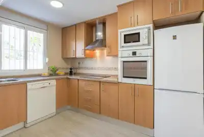 Cocina de Casa adosada en venta en Benalmádena con Aire acondicionado, Calefacción y Jardín privado
