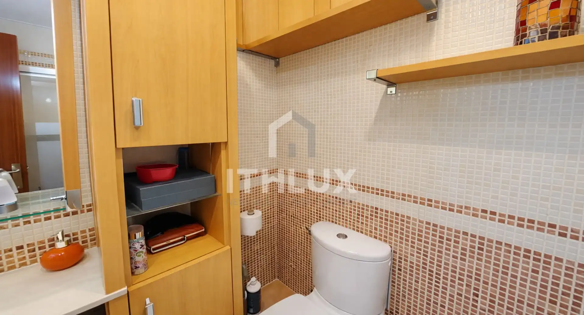Bathroom of Flat for sale in Sevilla  with Air Conditioner and Terrace