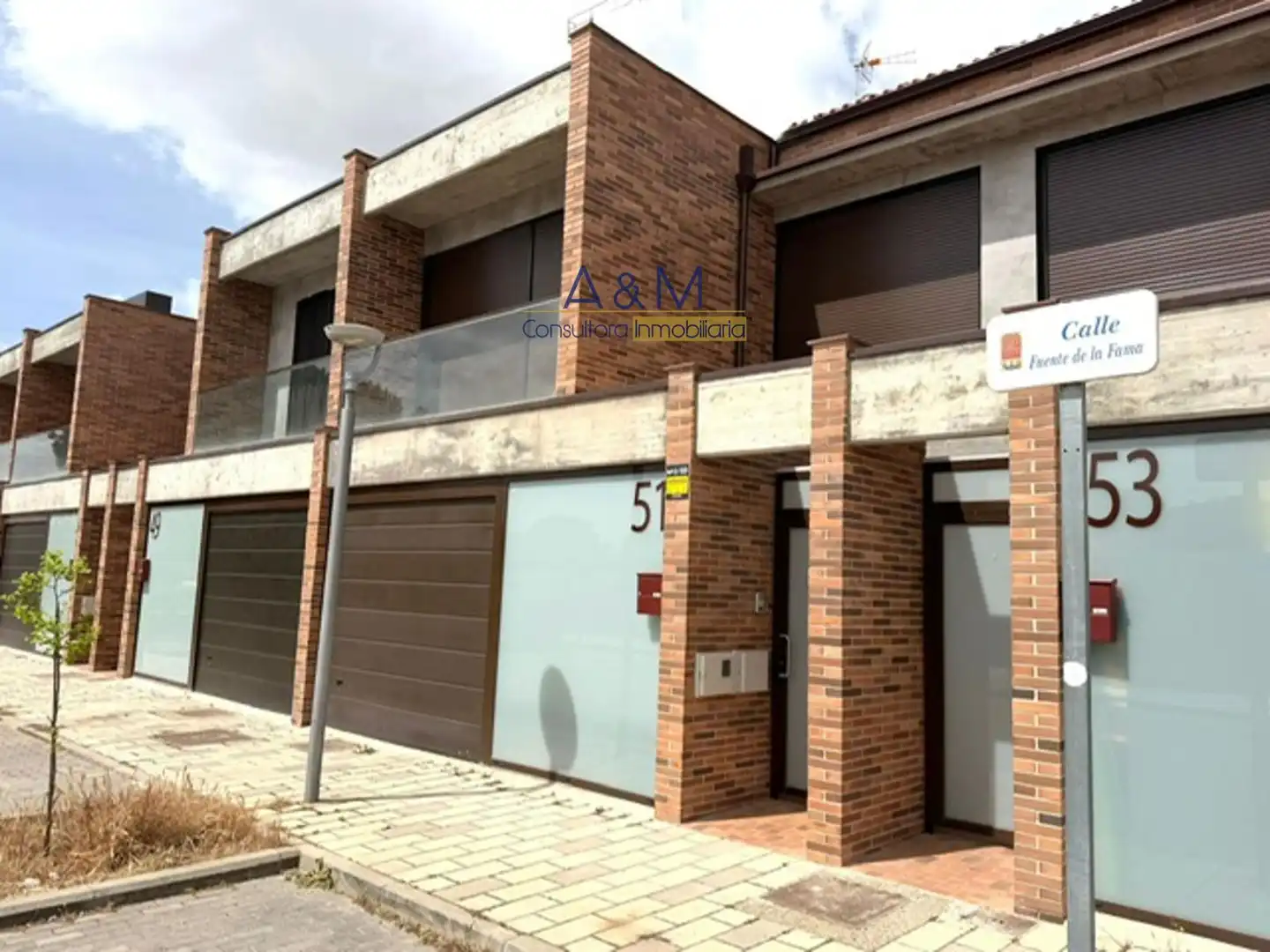 Vista exterior de Casa adosada en venda en Laguna de Duero amb Calefacció, Jardí privat i Terrassa