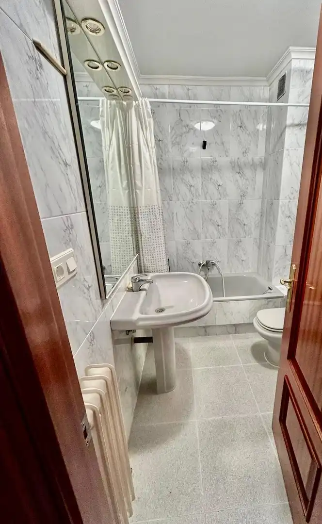 Bany de Pis en venda en La Bañeza  amb Calefacció i Terrassa