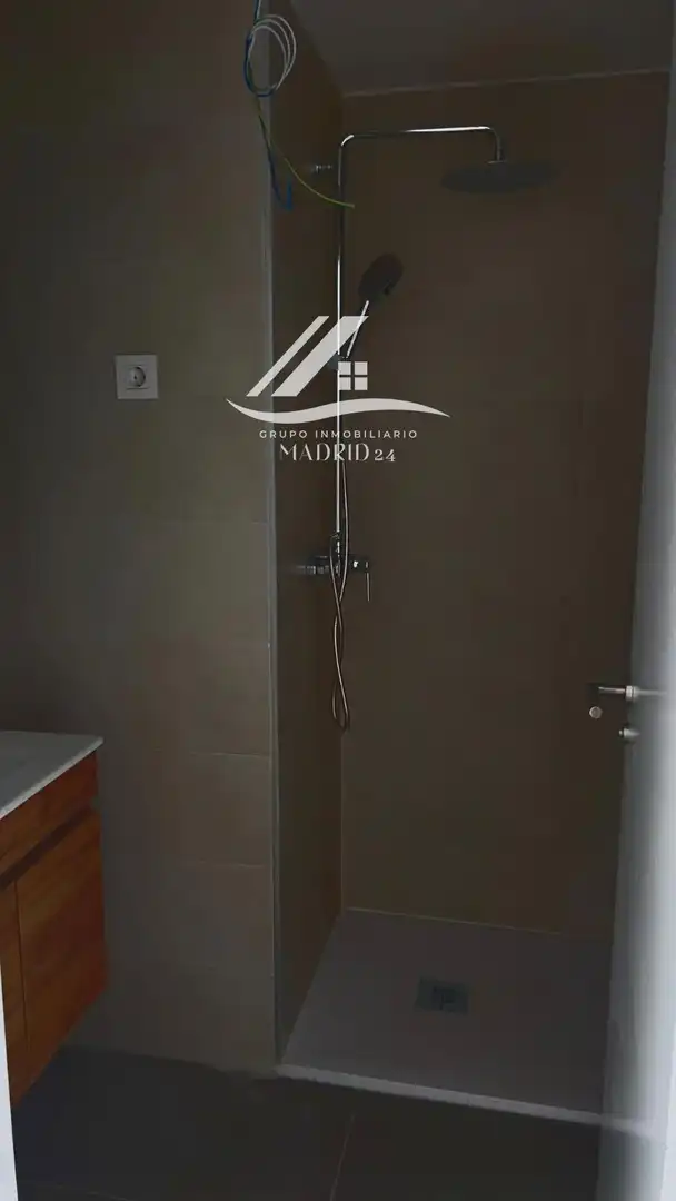 Baño de Piso en venta en Madrid con Aire acondicionado, Piscina y Piscina comunitaria