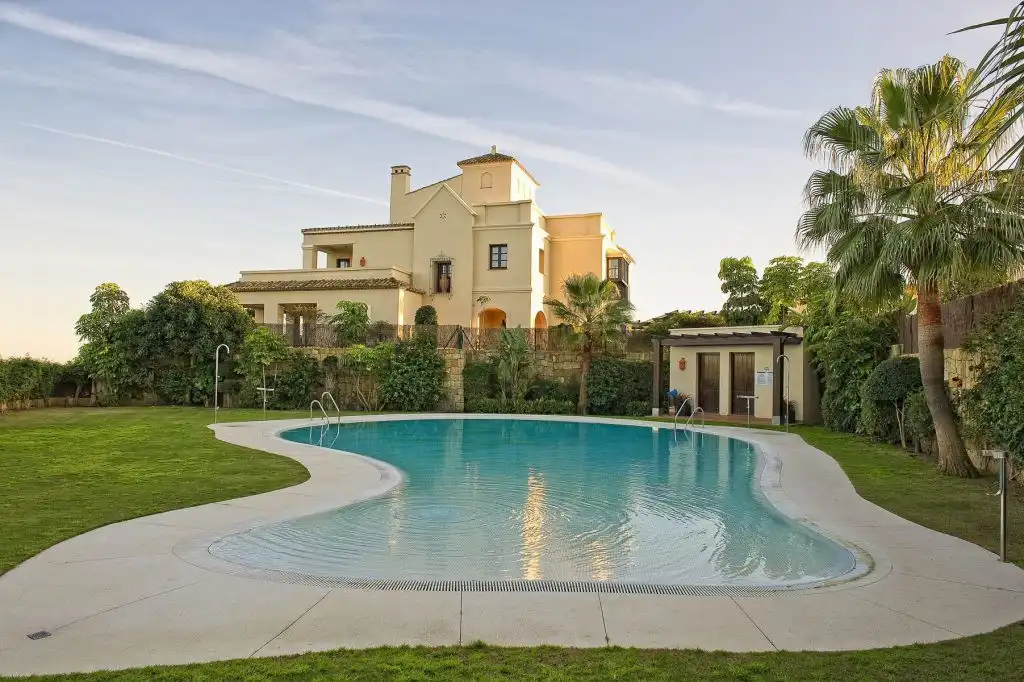Piscina de Casa adosada de lloguer en Sotogrande amb Aire condicionat, Jardí privat i Piscina