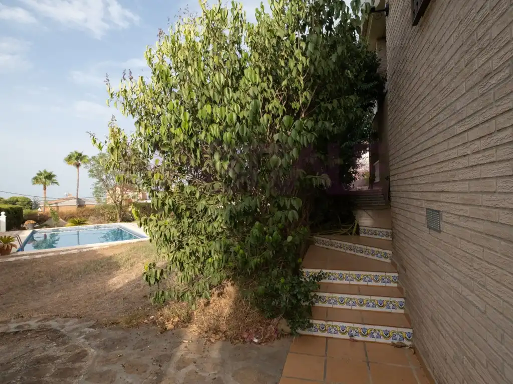 Garden of Houses for sale in Chiva  with Air Conditioner, Heating and Furnished