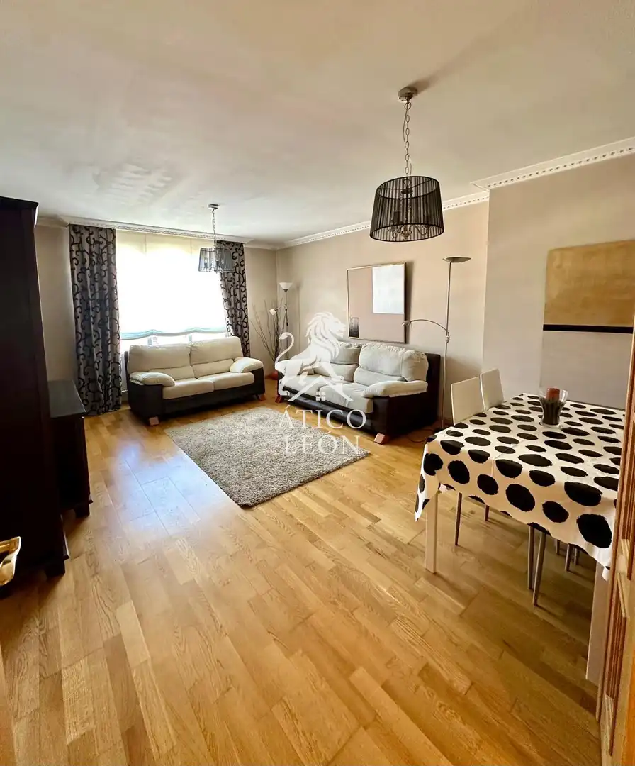 Sala de estar de Piso en venta en León Capital  con Calefacción, Terraza y Trastero