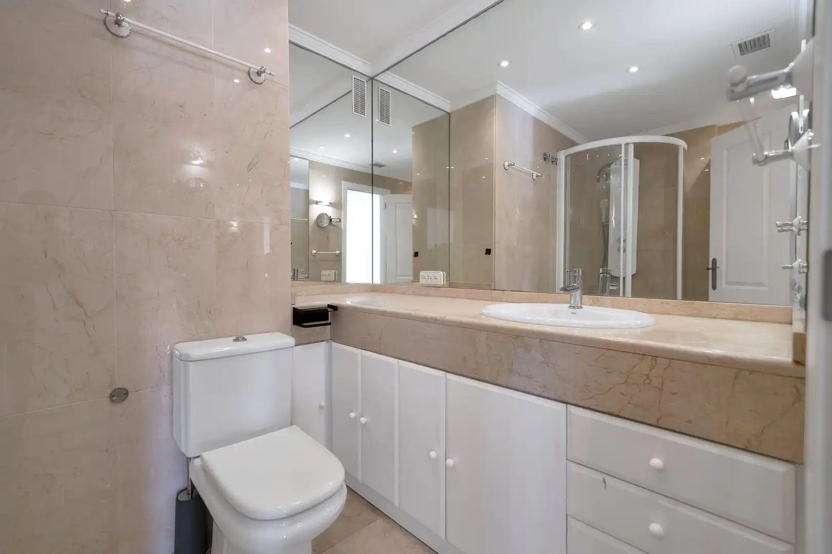 Baño de Apartamento en venta en Marbella con Aire acondicionado, Calefacción y Jardín privado