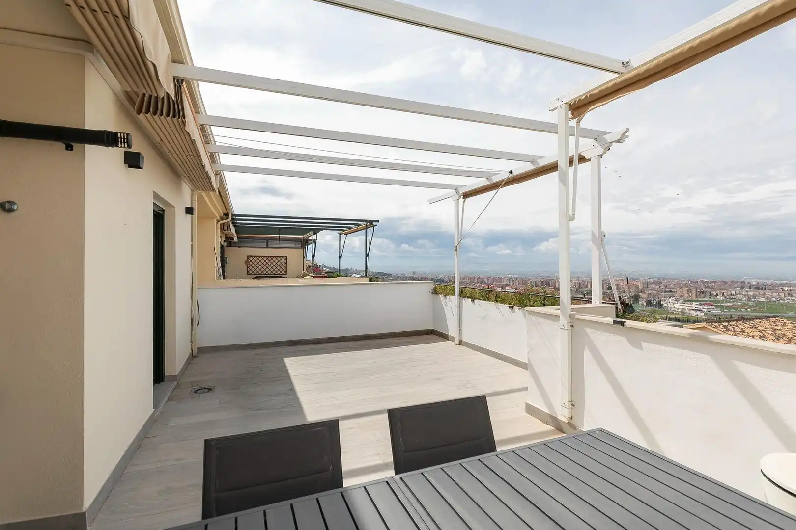 Terraza de Ático en venta en Jun con Aire acondicionado, Calefacción y Jardín privado
