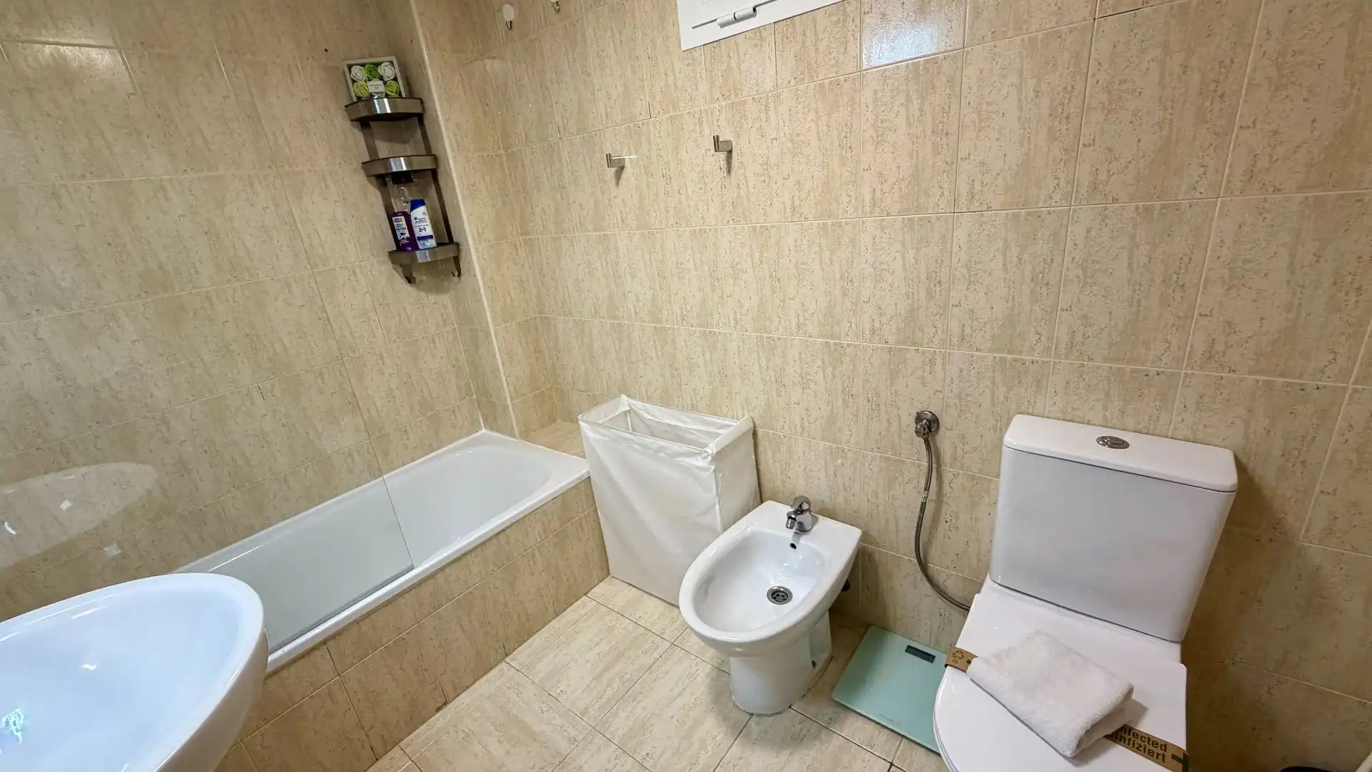 Baño de Apartamento de alquiler en Benalmádena con Aire acondicionado, Calefacción y Terraza