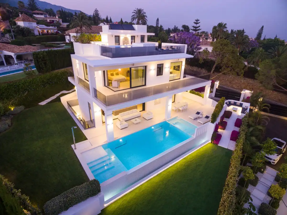 Vista exterior de Casa o xalet en venda en Marbella amb Jardí privat, Terrassa i Piscina