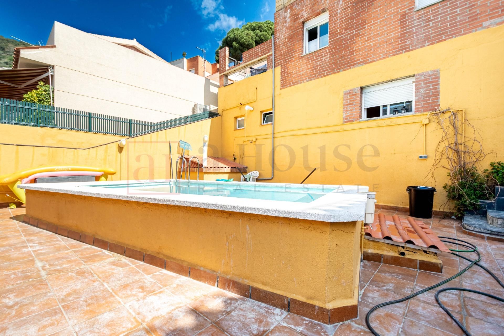 Swimming pool of House or chalet for sale in  Barcelona Capital  with Air Conditioner, Heating and Terrace