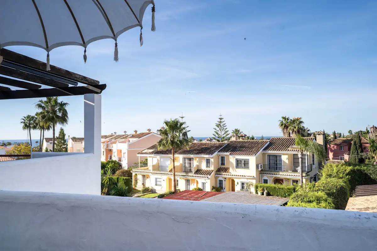 Vista exterior de Àtic en venda en Estepona amb Aire condicionat, Traster i Moblat