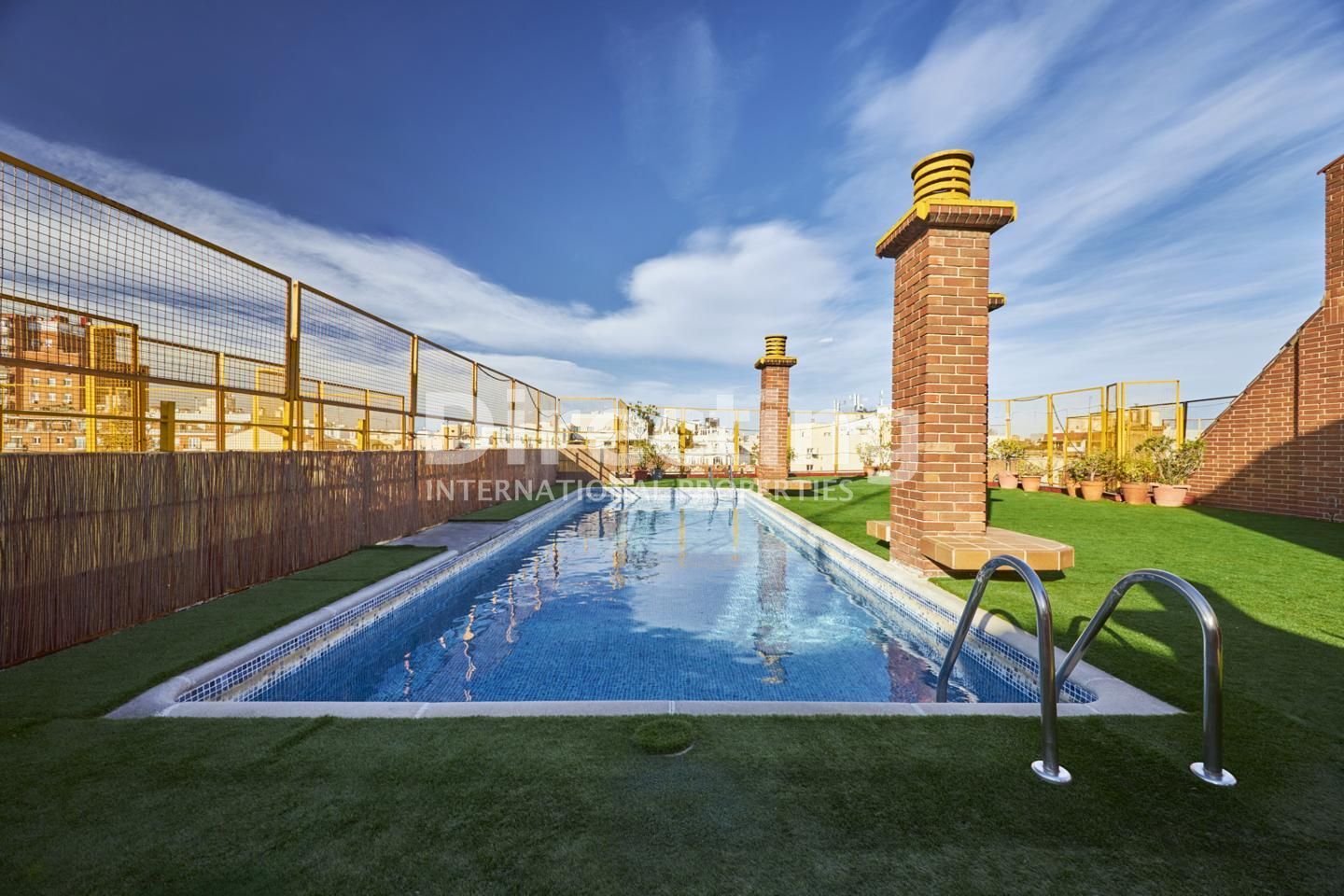 Piscina de Pis en venda en  Madrid Capital amb Aire condicionat, Calefacció i Parquet