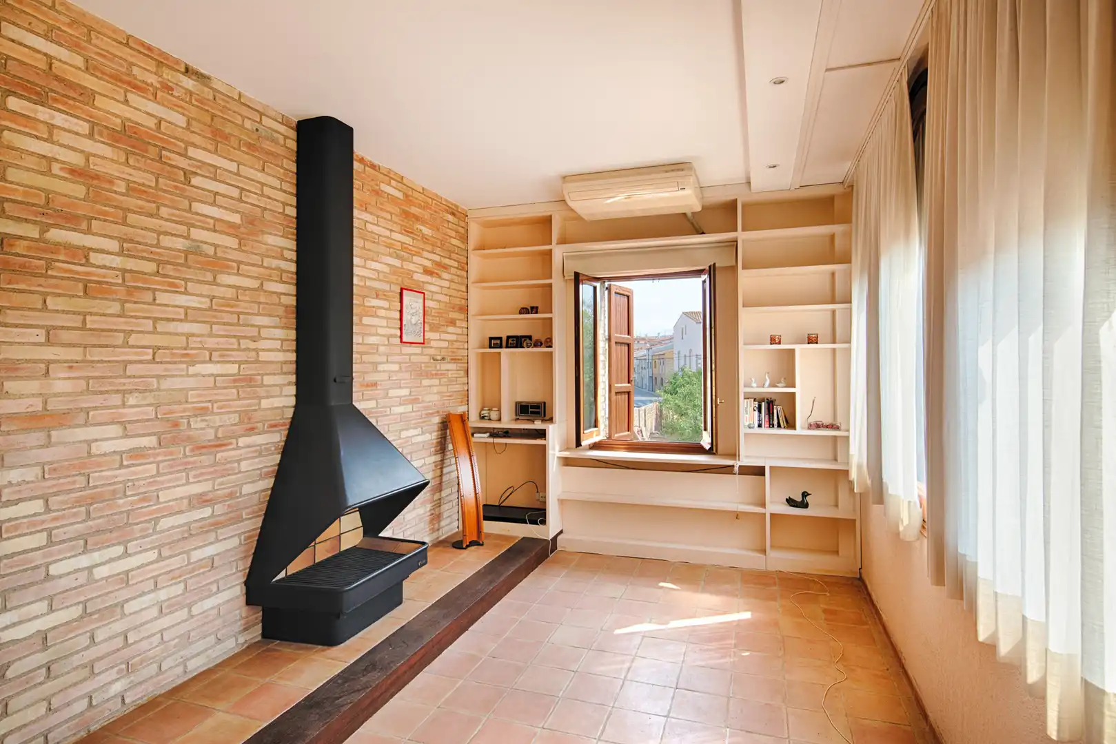 Sala d'estar de Finca rústica en venda en Castelló d'Empúries amb Jardí privat i Piscina