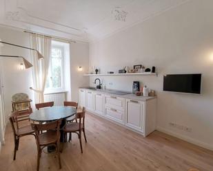 Cuina de Apartament de lloguer en A Coruña Capital  amb Moblat i Es permeten mascotes