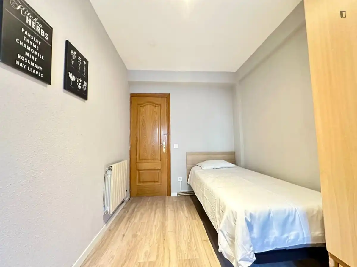 Dormitori de Apartament per a compartir en Fuenlabrada amb Calefacció, Moblat i Microones