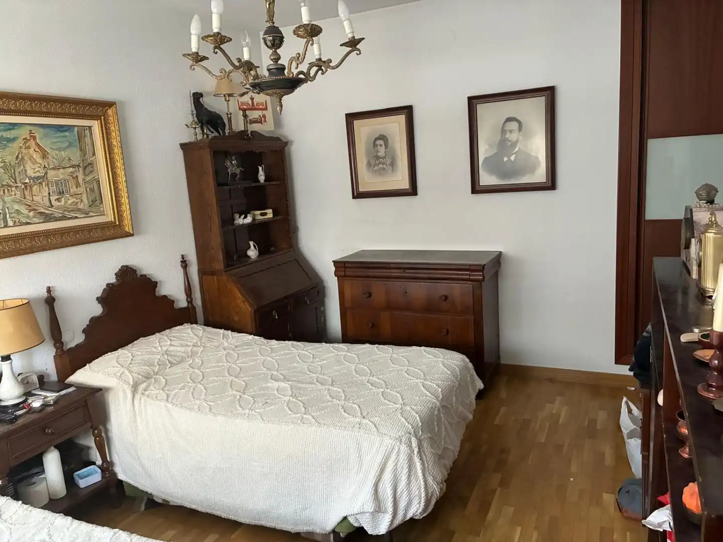 Dormitori de Pis de lloguer en León Capital  amb Calefacció, Parquet i Traster