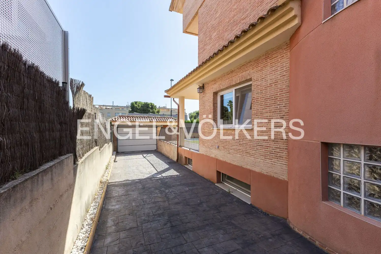 Vista exterior de Casa o xalet de lloguer en Torrent amb Aire condicionat, Calefacció i Jardí privat