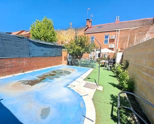 Piscina de Casa adosada en venda en Parla amb Aire condicionat, Calefacció i Piscina