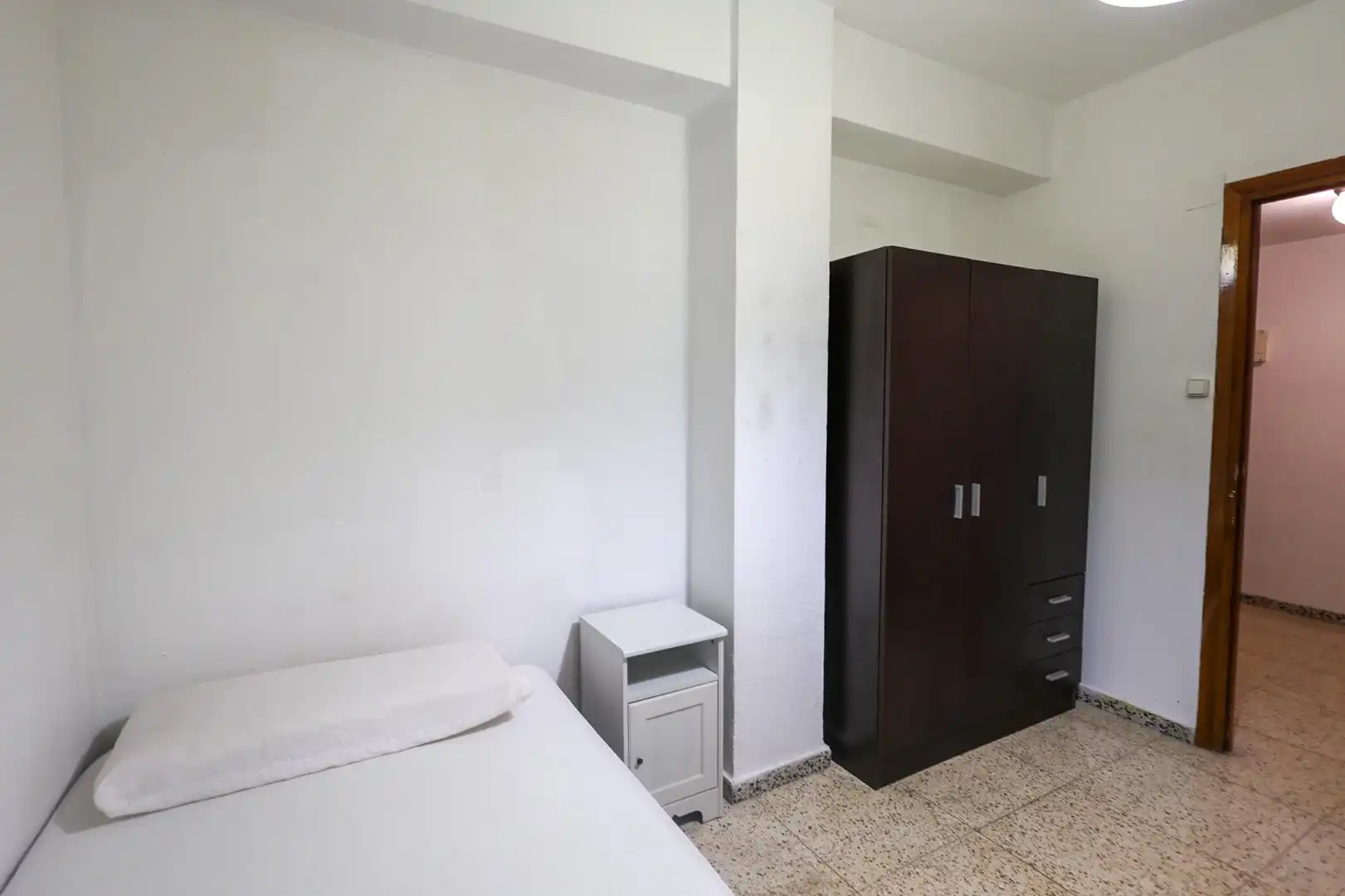 Dormitori de Pis en venda en Granada amb Calefacció, Moblat i Balcó