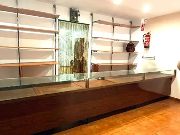 Local en venda en Barcelona amb Moblat i Alarma