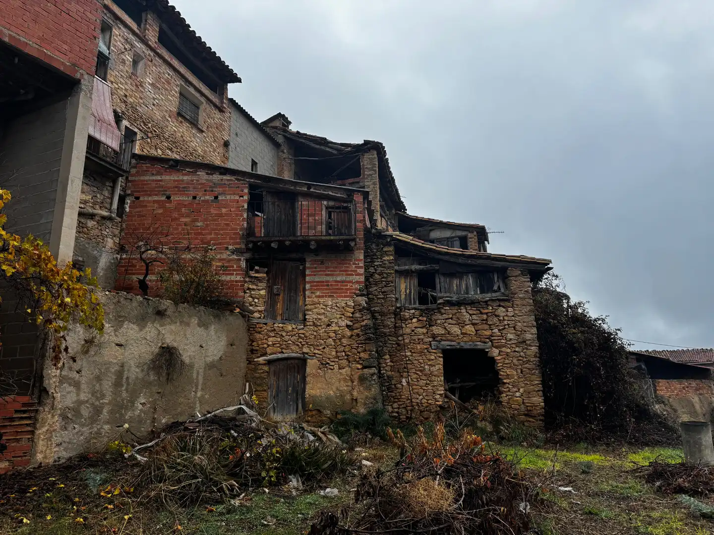 Außenansicht von Einfamilien-Reihenhaus zum Verkauf in Fórnoles