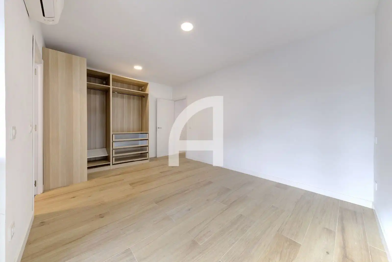 Schlafzimmer von Dachboden zur Miete in Madrid mit Klimaanlage, Heizung und Terrasse